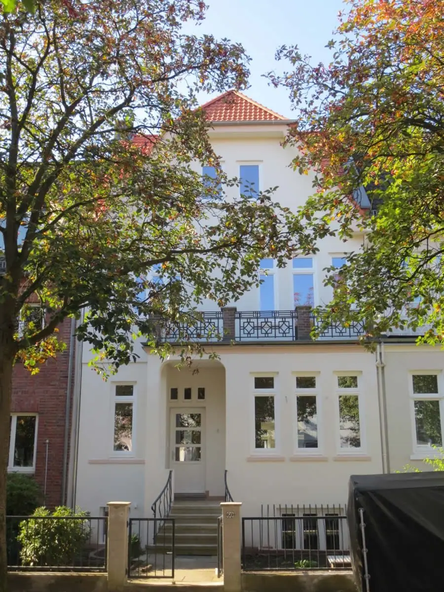 Fassade eines sanierten Altbremer Hauses mit Freitreppe und schmiedeeisernem Balkongitter