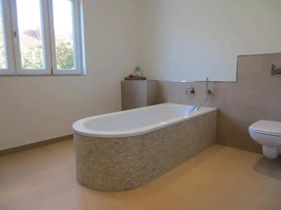Badezimmer mit freistehender Wanne in Mosaikverkleidung