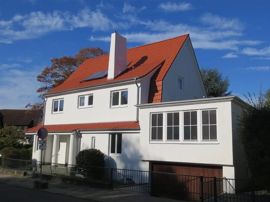 Bremer Architektenhaus mit rotem Ziegeldach und weißem Anbau