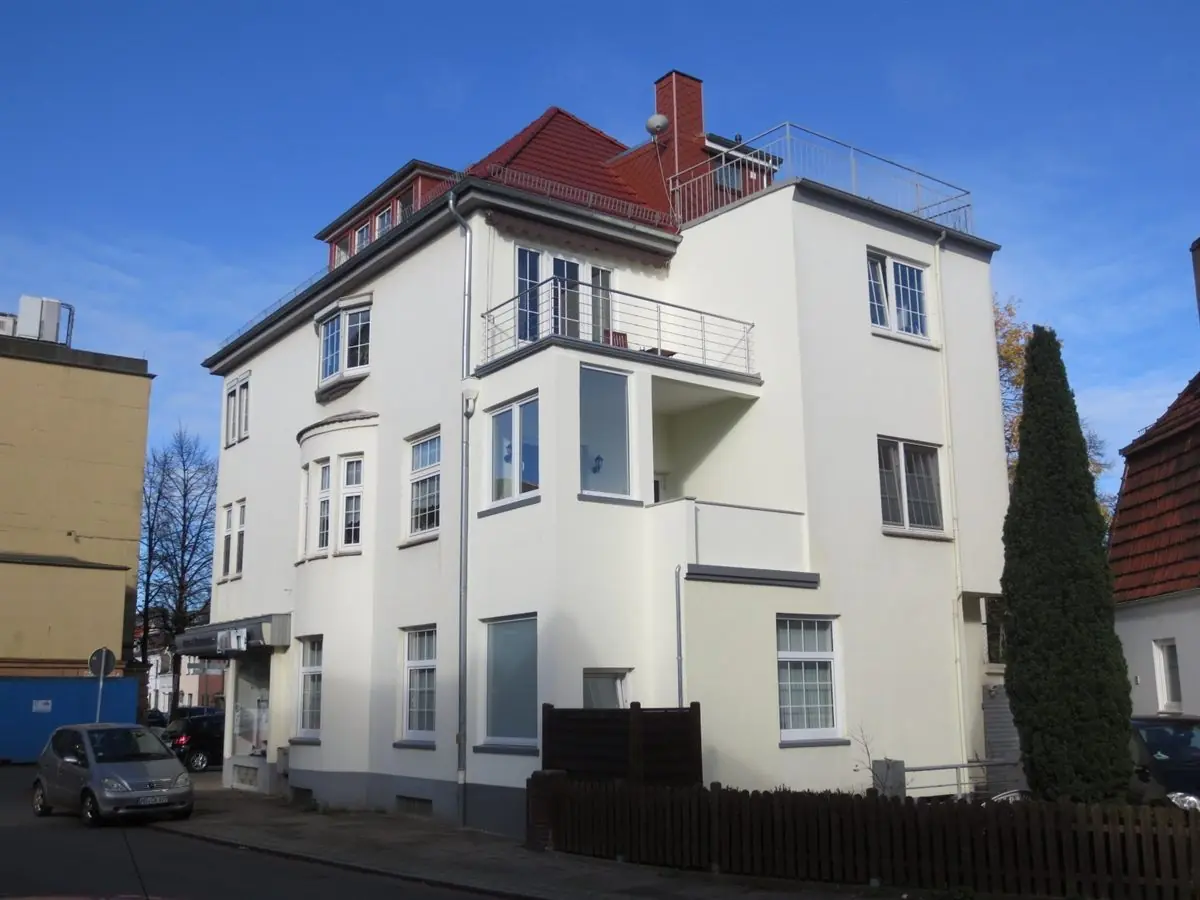 Wohn- und Geschäftshaus in Ecklage mit Erker und Dachterrasse