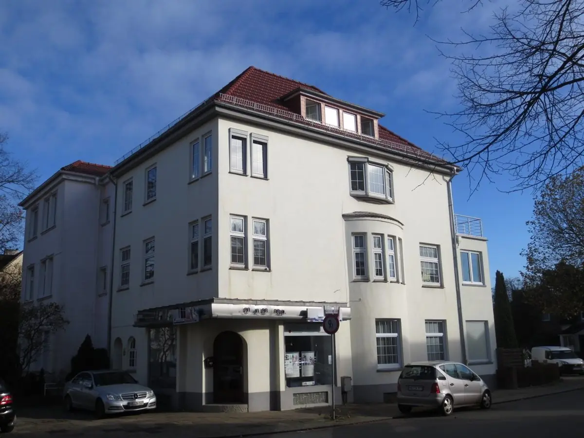 Das Gebäude von der Straßenseite mit Ladenlokal im Erdgeschoss