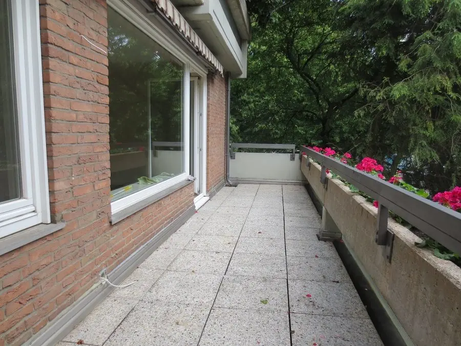 Terrasse mit Blumenkästen und Blick ins Grüne